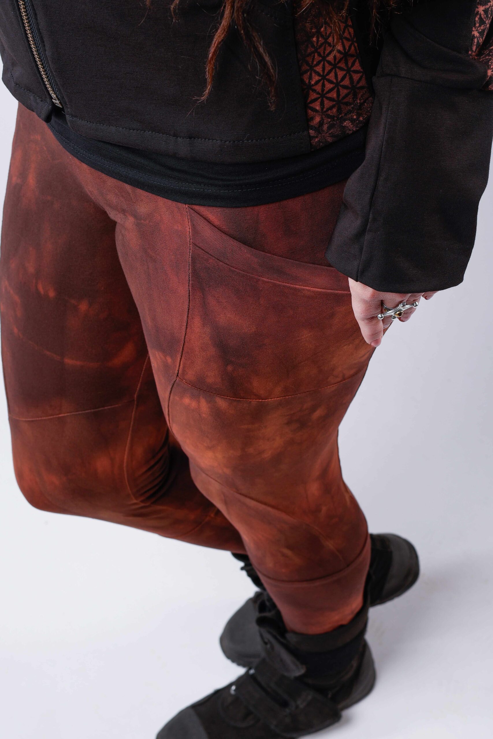 Rozsdabarna kézzel festett MonArt leggings zsebbel, közelről