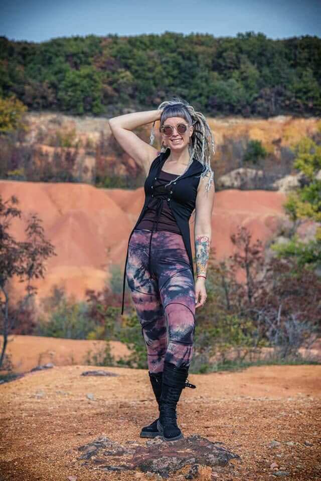 Rózsaszín-fekete batikolt MonArt leggings, szabadtéri fotó