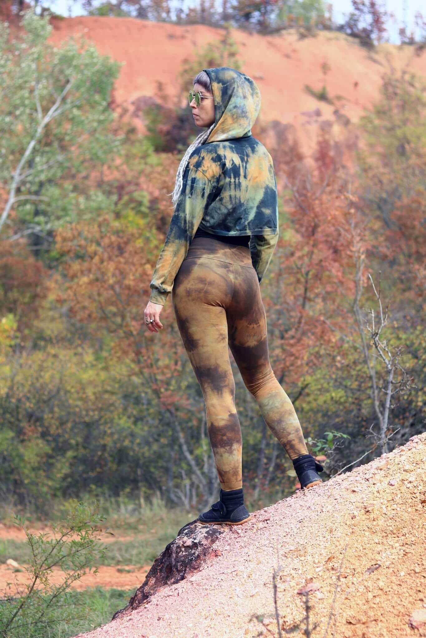 Okker-zöld batikolt MonArt leggings és kapucnis felső